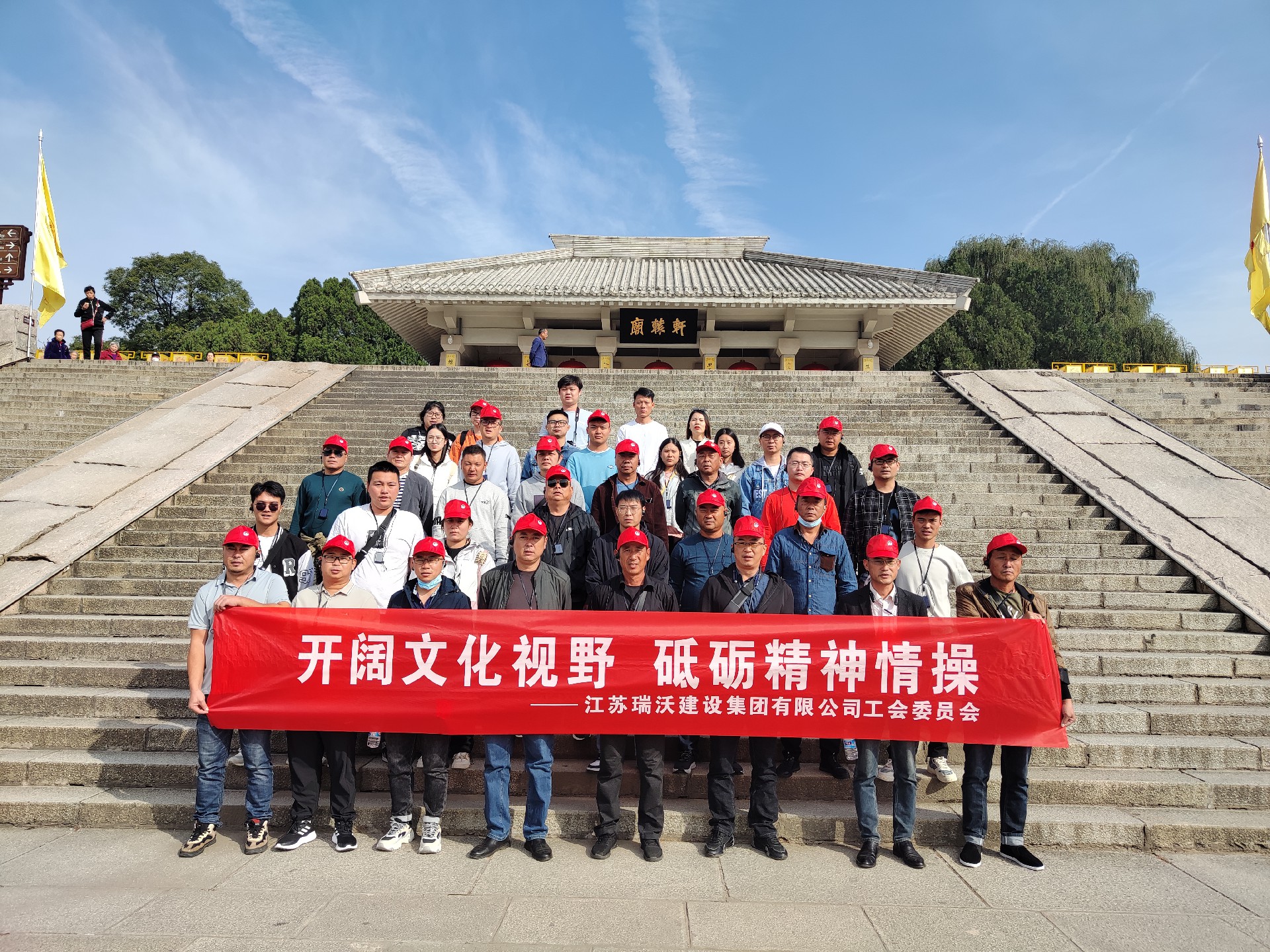 10月25日，，，，，活动地点：陕西省西安市；；；；；主办单位：欧博abg；；；；；活动主题：员工旅游活动.jpg